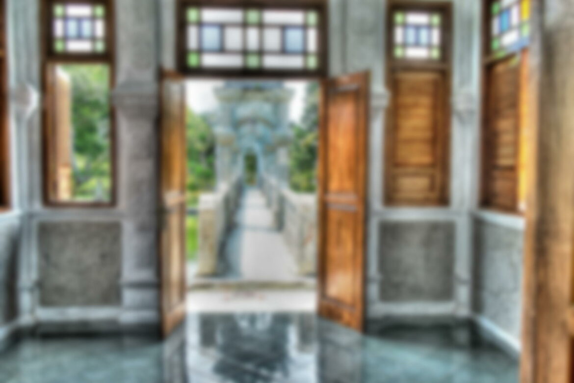 doorway-2392288_1920